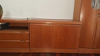 Mueble de salón de madera y cristal