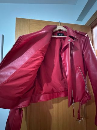 Chaqueta efecto piel roja