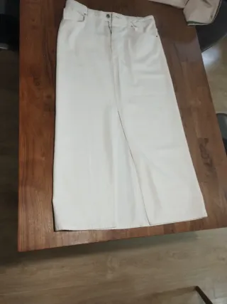 Falda vaquera larga blanca de Mango