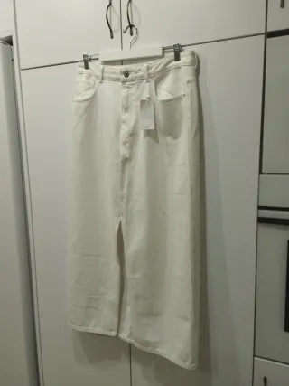 Falda vaquera larga blanca de Mango