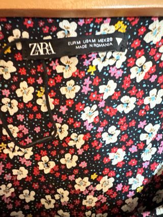 Vestido corto floral Zara