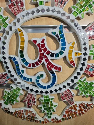 Decoración Om Madera y Mosaico