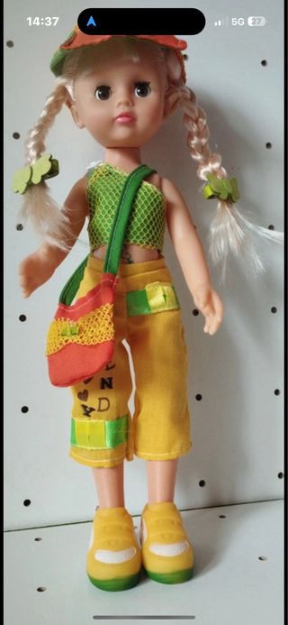 Muñeca con vestido y accesorios