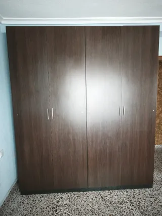 Armario de madera marrón