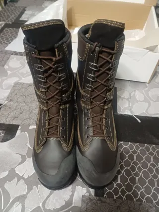 Anfibi marroni in pelle