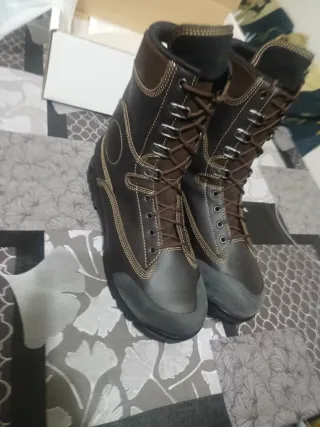 Anfibi marroni in pelle