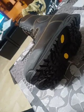 Anfibi marroni in pelle