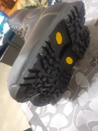 Anfibi marroni in pelle