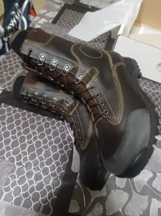 Anfibi marroni in pelle