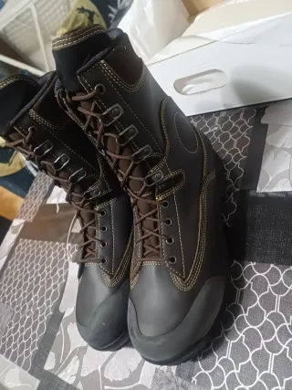 Anfibi marroni in pelle