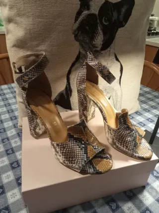 Sandali con tacco pitonati