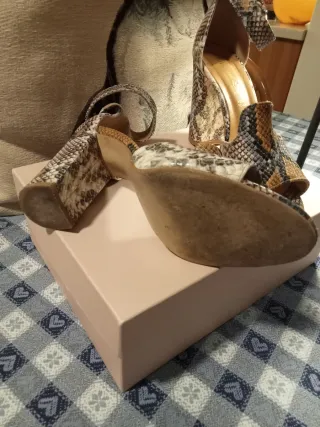 Sandali con tacco pitonati