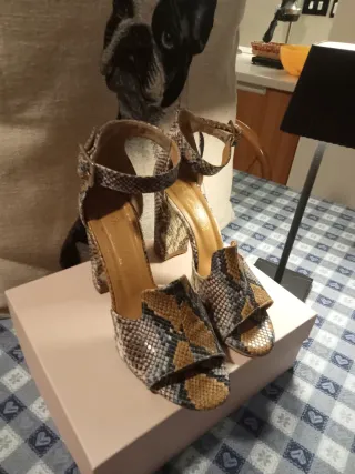 Sandali con tacco pitonati