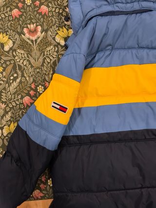 Cazadora de hombre Tommy Hilfiger azul y amarilla