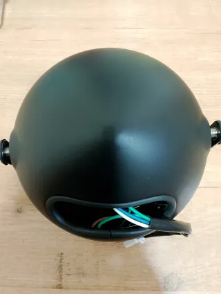 Faro de moto con rejilla protectora