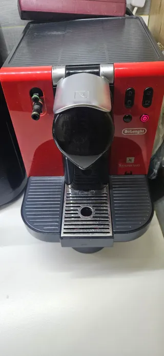 Cafetera Delonghi Nespresso Lattissima Roja