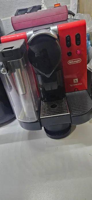 Cafetera Delonghi Nespresso Lattissima Roja