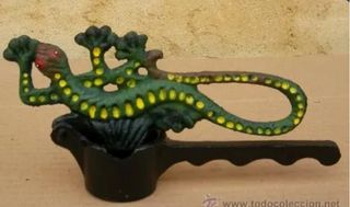 cascanueces de hierro con lagarto