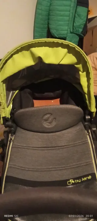 Carro de bebé color verde