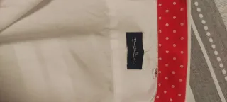 Camisa blanca con detalles rojos