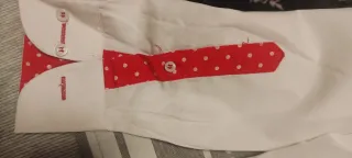 Camisa blanca con detalles rojos