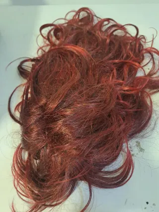 Peluca rizada color burdeos y rojo