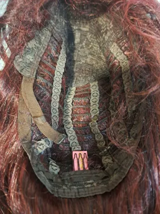 Peluca rizada color burdeos y rojo