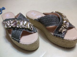 Sandalias cuña MANEBI con pedrería