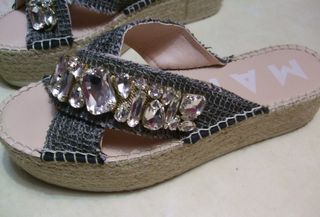 Sandalias cuña MANEBI con pedrería