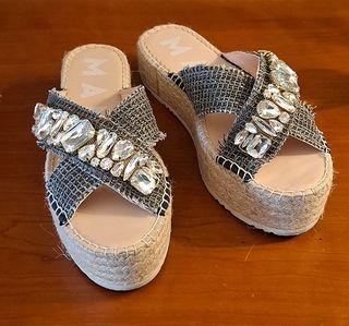 Sandalias cuña MANEBI con pedrería