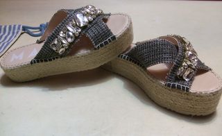 Sandalias cuña MANEBI con pedrería