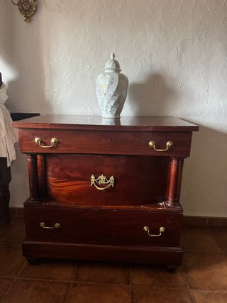 Cómoda de madera maciza con detalles dorados