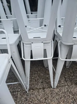 Taburete alto blanco metálico