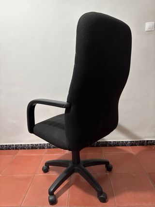 Silla de oficina ergonómica negra
