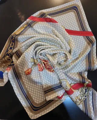 Pañuelo estilo Gucci con cadena y cinturón