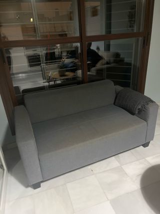 Sofá de 2 plazas gris Ikea.