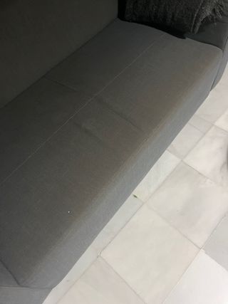 Sofá de 2 plazas gris Ikea.