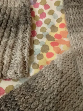 Gorro y bufanda de lana hechos a mano