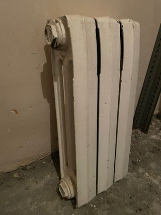 Dos radiadores de hierro fundido