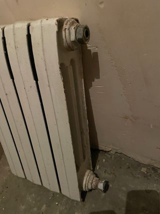 Dos radiadores de hierro fundido