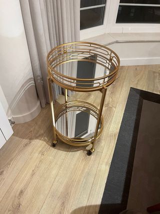 Camarera/Mesa auxiliar dorada con ruedas