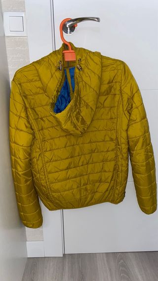 Cazadora Napapijri amarilla mostaza.