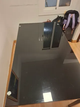 Mesa de cristal negra con patas metálicas