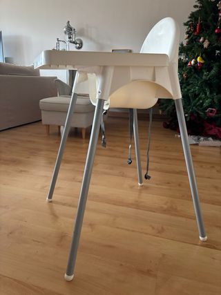 Trona Ikea blanca con bandeja