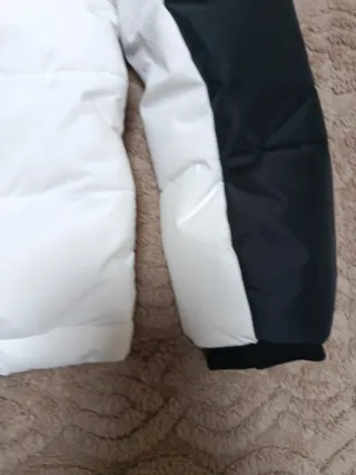 Abrigo infantil blanco y negro