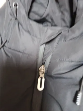 Abrigo infantil blanco y negro