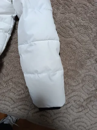 Abrigo infantil blanco y negro