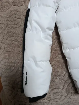 Abrigo infantil blanco y negro