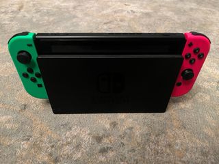 Nintendo Switch con 4 mandos y soporte