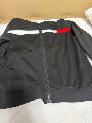 Chaqueta deportiva negra y roja